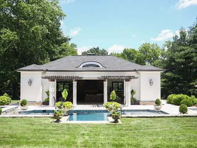 Traditional gunite pool built by Waterscapes Backyard Resorts in Middle Tennessee