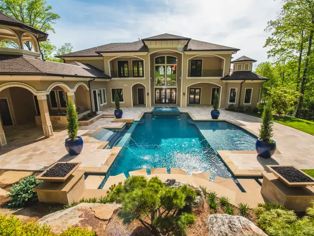 Traditional gunite pool built by Waterscapes Backyard Resorts in Middle Tennessee
